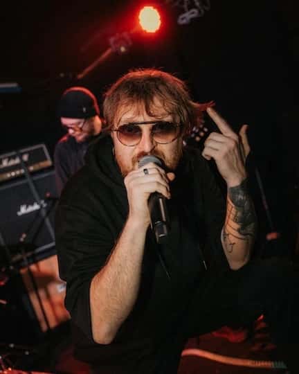 Chris, le chanteur du groupe HERNEST