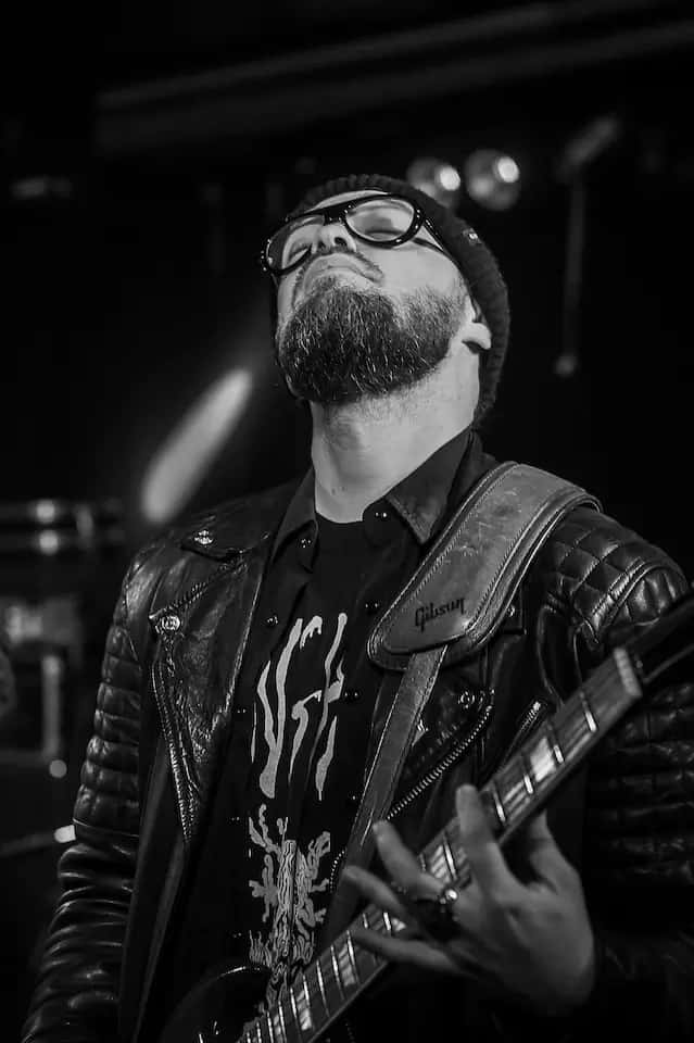 Auré, guitariste du groupe HERNEST sur scène