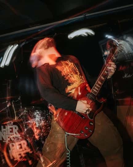 Le guitariste Auré du groupe HERNEST