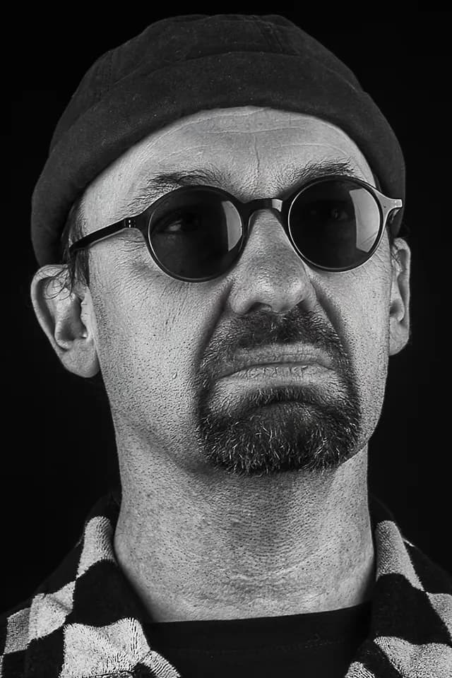 Portrait de Séb, membre du groupe HERNEST